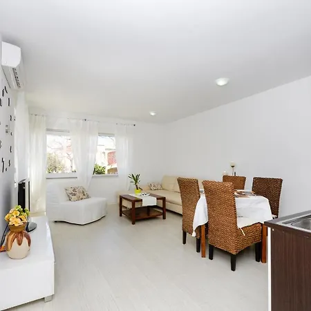 Goya - Near The & Old Town Apartman